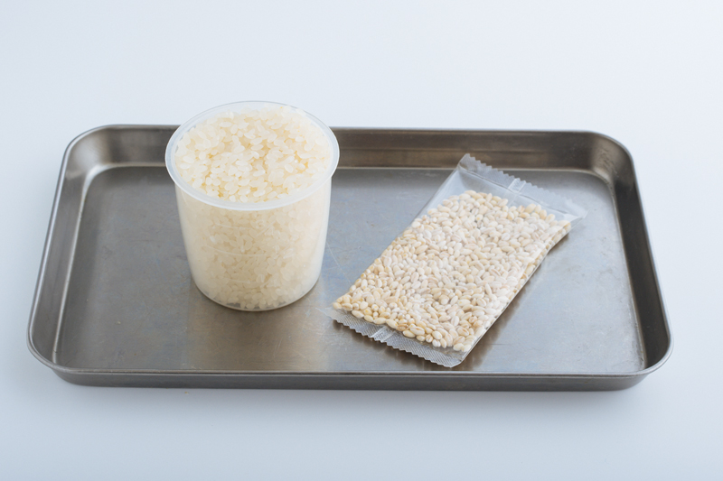 白米ともち麦を用意。もち麦は小分けパックになったものが便利