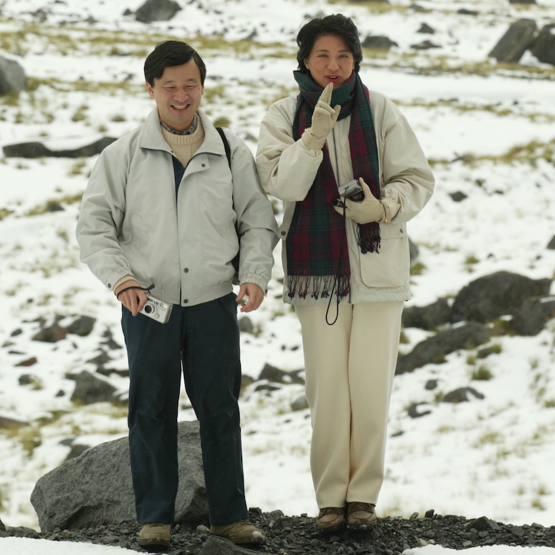 2002年12月、ニュージーランドを訪問され、雪が積もるフィヨルドランド国立公園の山岳地帯を訪れられた天皇陛下（当時は皇太子）と雅子さま