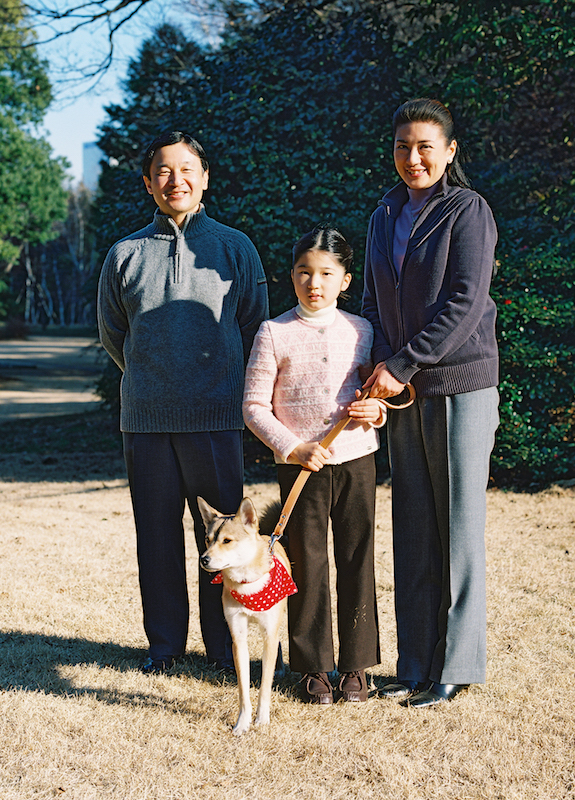 2009年2月、天皇陛下（当時は皇太子）の49歳誕生日に公開されたお写真の天皇皇后両陛下と愛子さま