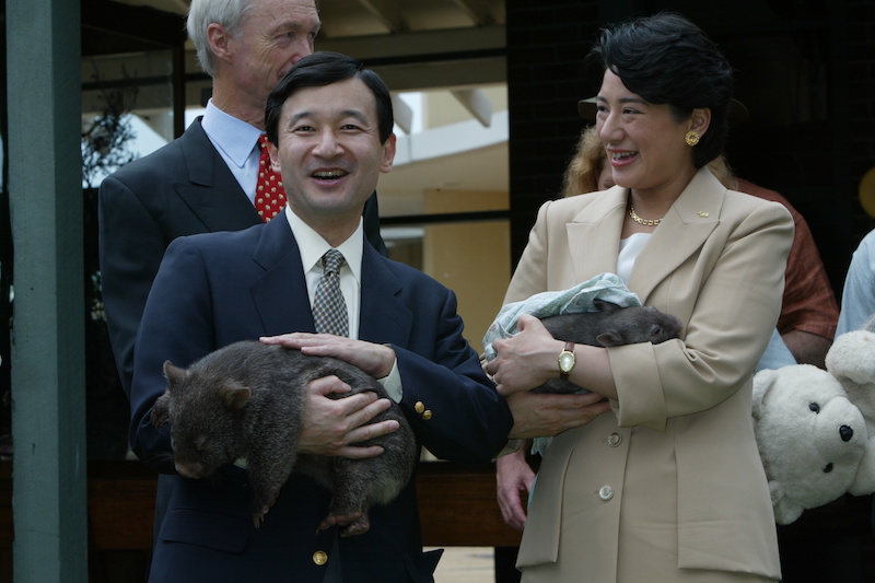 2002年12月17日、オーストラリアのシドニーにある動物園を訪問され、動物たちと触れ合われと天皇陛下