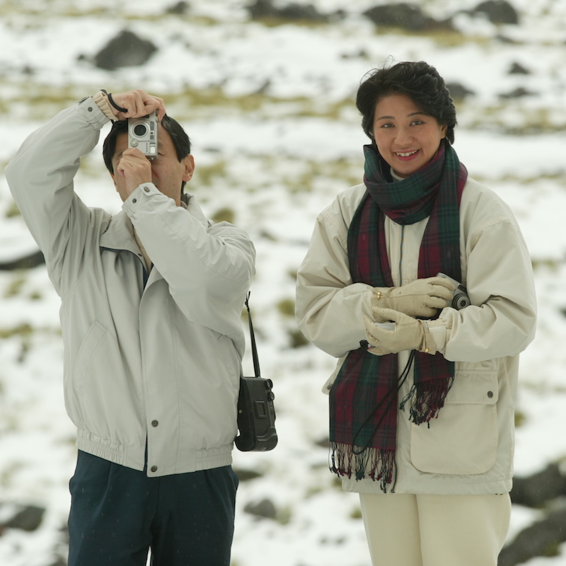 2002年12月、ニュージーランドを訪問され、雪が積もるフィヨルドランド国立公園の山岳地帯を訪れられた天皇陛下（当時は皇太子）と雅子さま
