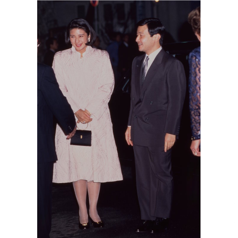 1994年12月、ヨルダン大使公邸にて大使のお出迎えを受ける天皇陛下（当時は皇太子）と雅子さま