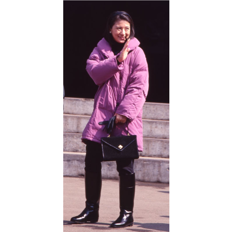 丸みのあるコートにタイトな黒ブーツでメリハリを（1998年3月6日、Ph／JMPA）
