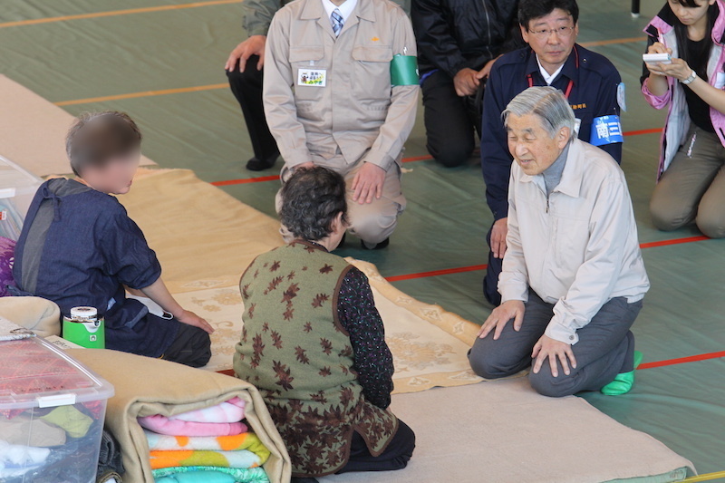東日本大震災の際には発生から5日後にビデオメッセージを発表された上皇さま（2011年4月、Ph／JMPA）