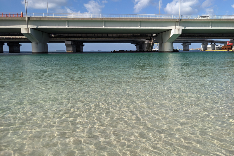 那覇空港の近くでもこんなにきれいな海が広がる沖縄（波の上ビーチ)