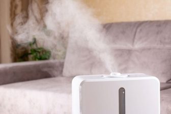 《湿度は40％以上に》加湿器は使い方次第で逆効果！風邪対策に使える家電とその”正しい使い方“を…