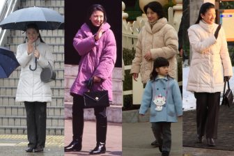 《小物使いが決め手》皇后雅子さまの「冬のダウン」ファッションをチェック、スタイリストが絶賛…