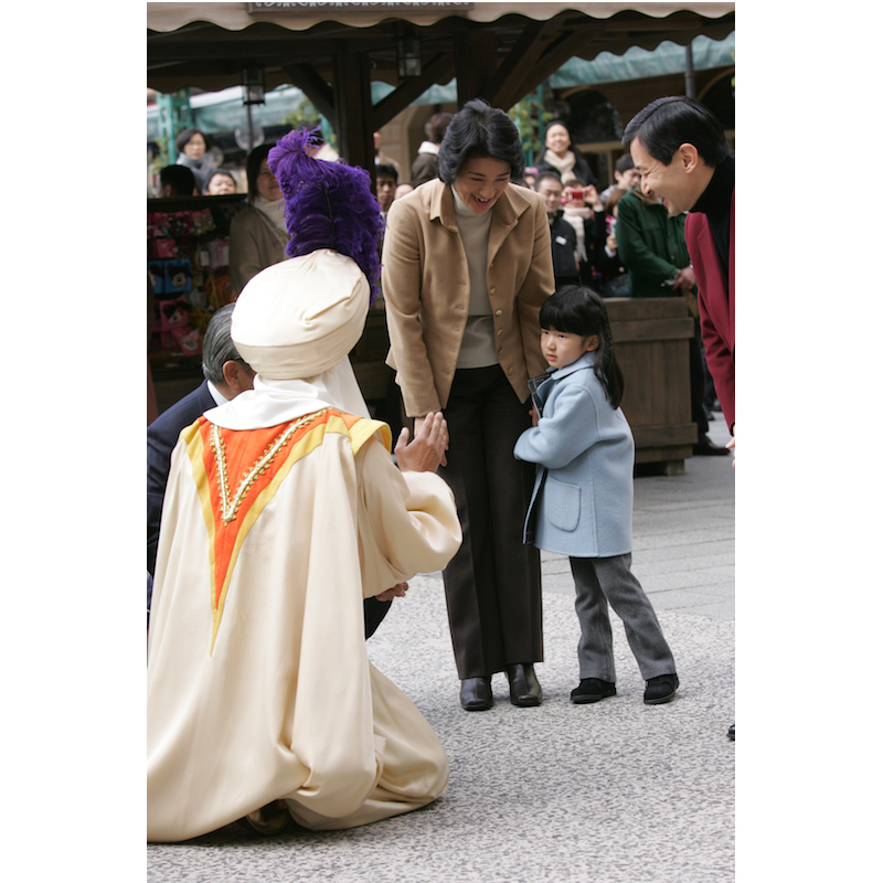 2006年3月にご家族3人で初めてディズニーリゾートを訪れた天皇皇后両陛下と愛子さま