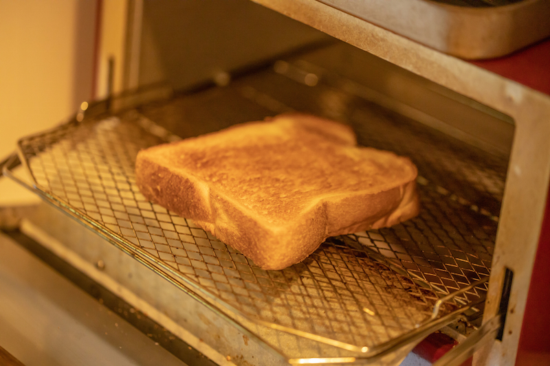 外側はカリッ、サクッ、中はふんわり柔らかめにパンを焼ける高性能トースターが増えているなか、さらなる進化を遂げたトースターを家電ライターが紹介（Ph／イメージマート）