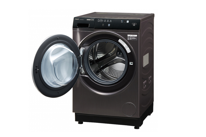 水洗いをしなくても除菌や消臭ができる洗濯乾燥機。アクア『ドラム式洗濯乾燥機　AQW-DX12P』28万6000円（税込）※2024年1月18日時点の実勢価格、編集部調べ
