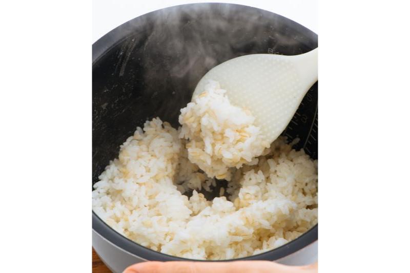 玄米やもち麦や雑穀を混ぜた「茶色いご飯」はGI値が低め