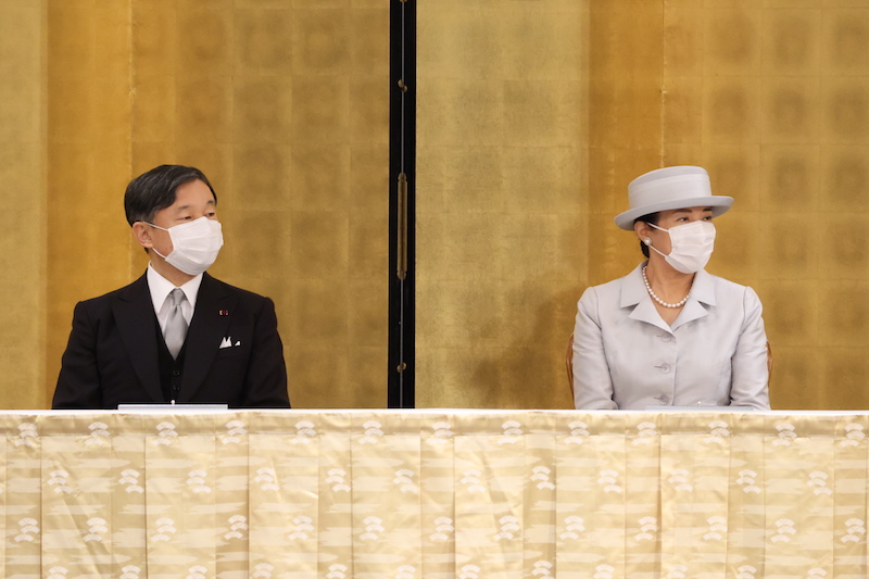 天皇陛下はグレーのネクタイ、皇后雅子さまはグレーのスーツでリンクコーデ（2022年9月12日、Ph／JMPA）