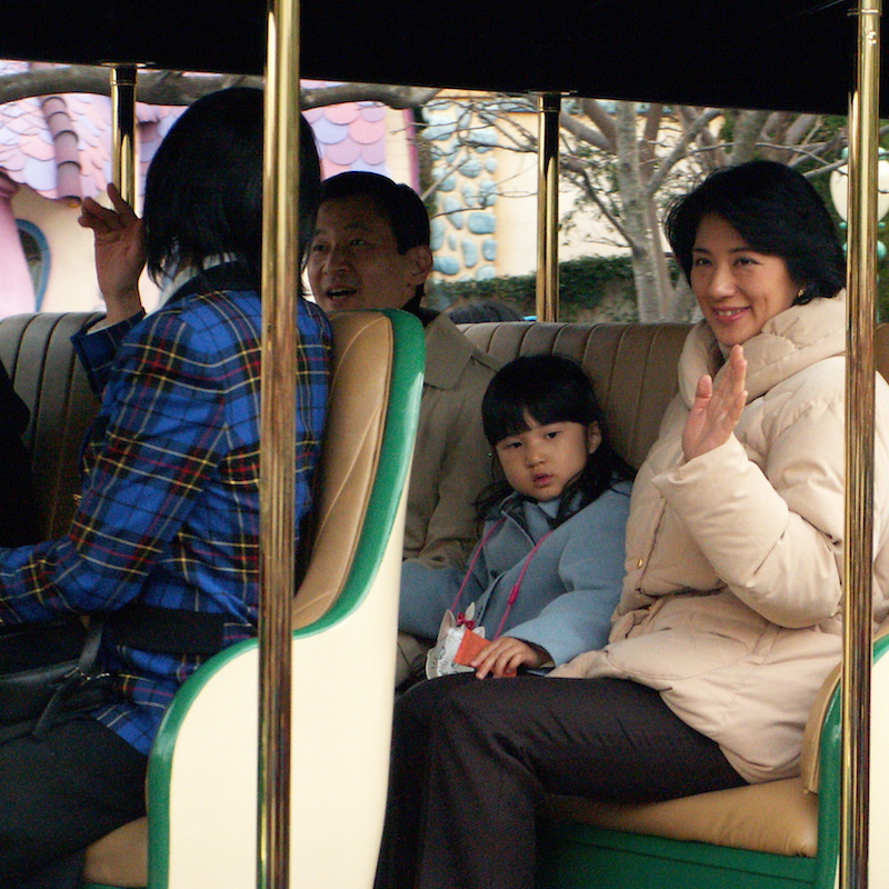 2006年3月にご家族3人で初めて東京ディズニーリゾートを訪れた天皇皇后両陛下と愛子さま