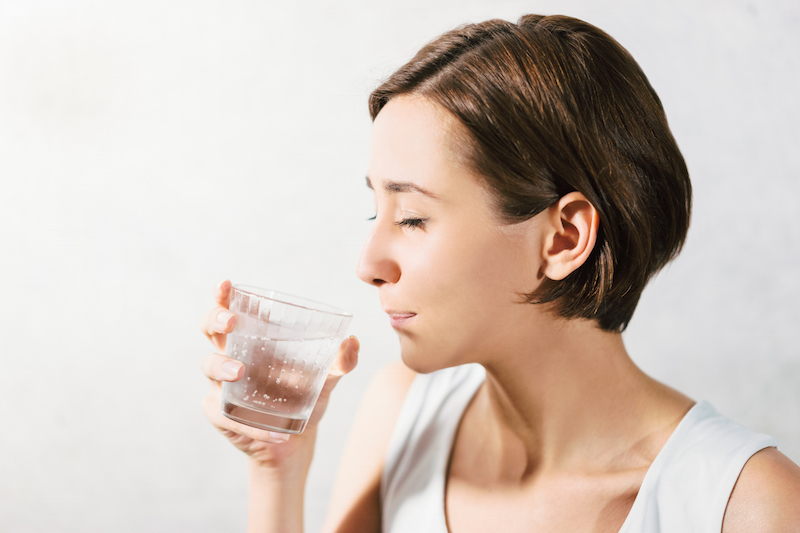 水を飲む女性の横顔