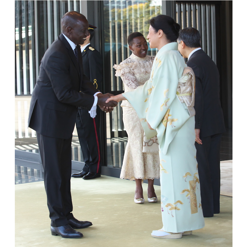 2024年2月9日、ケニアのウィリアム・サモエイ・ルト大統領夫妻をお出迎えする天皇皇后両陛下