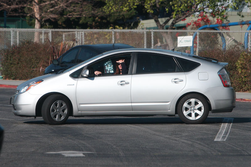 トヨタのプリウスを運転するジュリア・ロバーツ（2011年1月28日、Ph/AFLO）