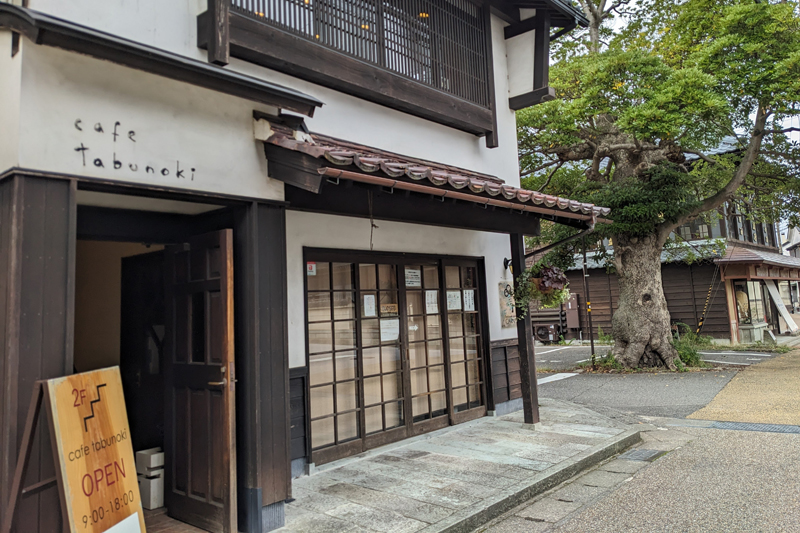 旧森田銀行本店の前には、1階にジェラード屋、2階にカフェが入っている建物も