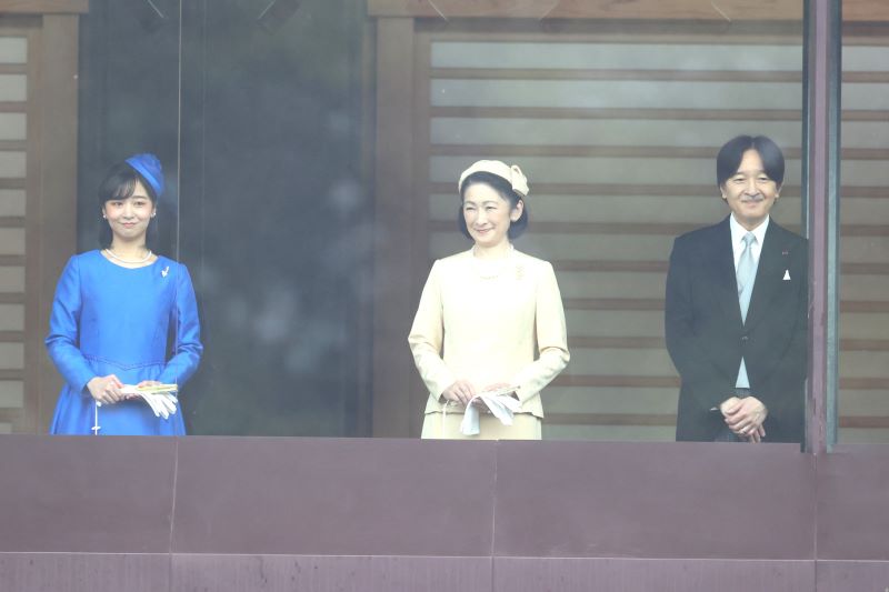 紀子さまはイエローのドレス、佳子さまはブルーのドレス、秋篠宮殿下はブルーのネクタイをお召しに（2024年2月23日、Ph／JMPA）