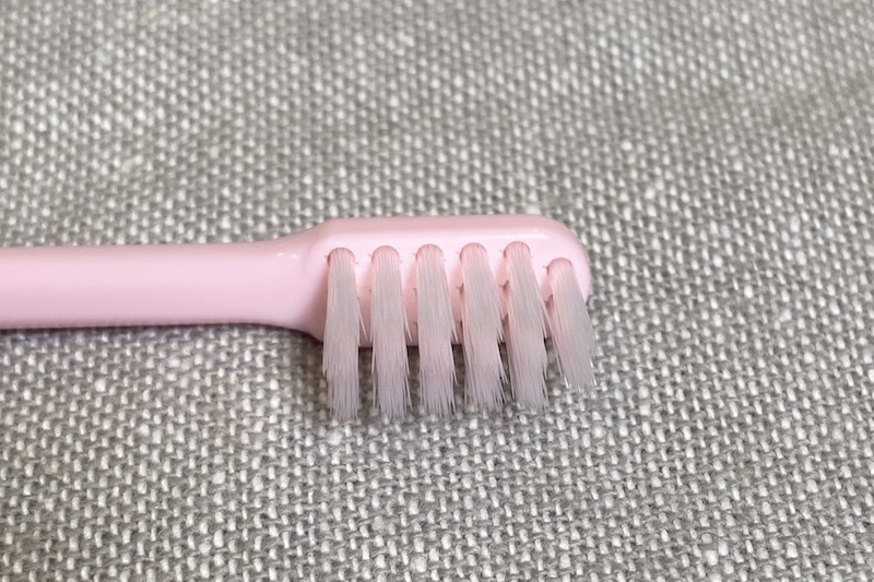 ピンクの歯ブラシのヘッド部分