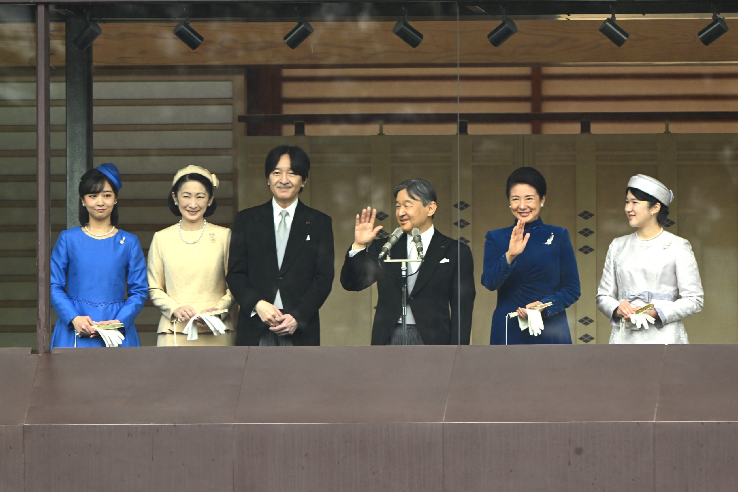 2024年2月23日、天皇誕生日の一般参賀に臨まれる天皇皇后両陛下と愛子さまと秋篠宮ご夫妻と佳子さま