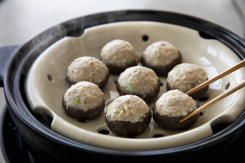 シロカ『おうちいろり』は蒸し皿も付属しているので、土鍋にセットして蒸し料理も楽しめる