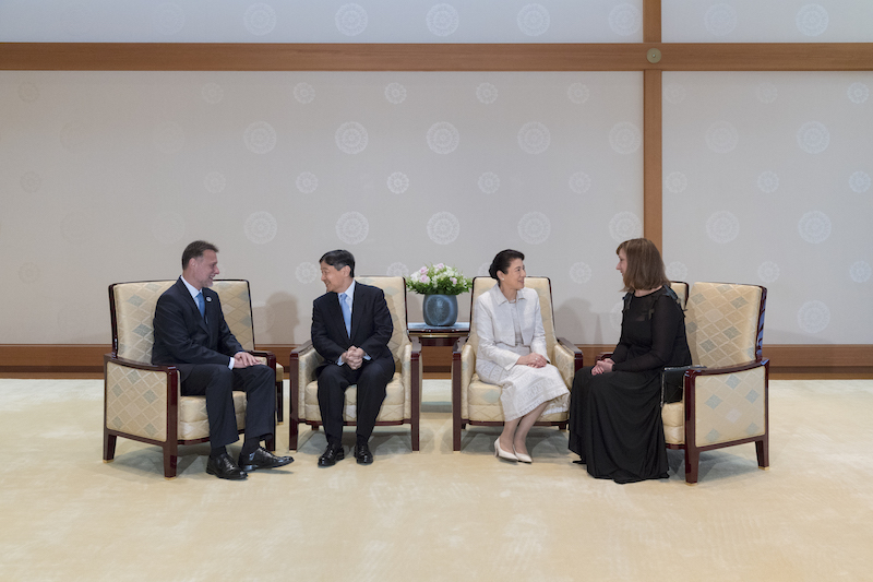 立ったまま会話を続けられた雅子さまを陛下が笑顔で着席を促された（2019年6月4日、Ph／宮内庁提供）