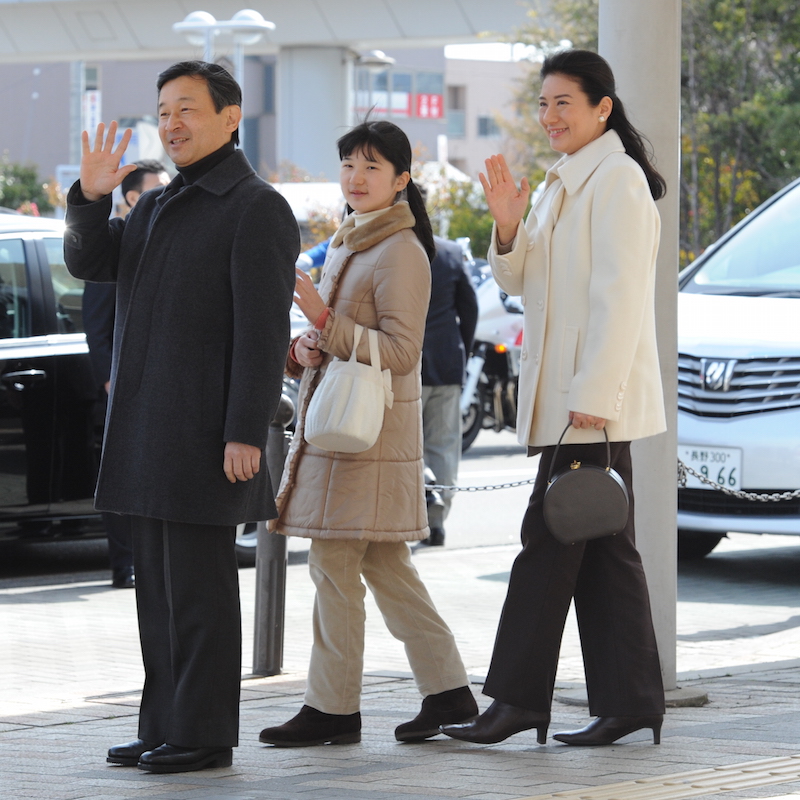 2013年3月の長野旅行に向かわれる天皇皇后両陛下と愛子さま