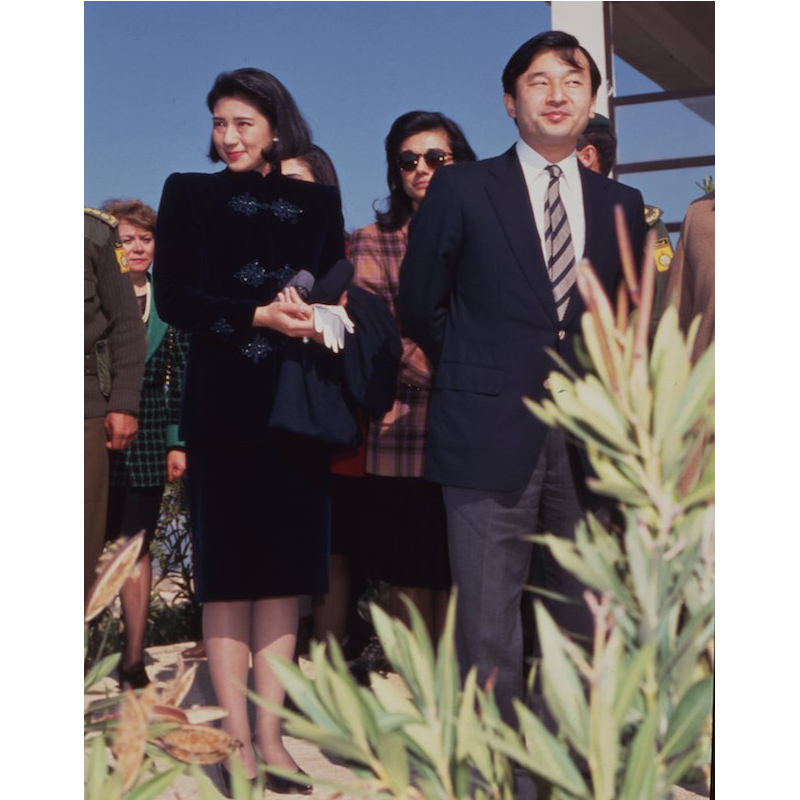 1995年1月、第二次中東諸国歴訪の際、ボタン部分の飾りがおしゃれな黒のベルベット生地のセットアップをお召しになった雅子さまと天皇陛下