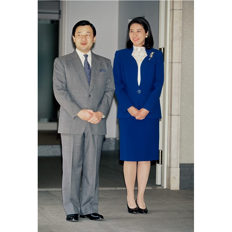 1998年3月、スカラップ（帆立貝）を思わせる波形がポイントの上着とタイトスカートがすっきりとした印象のスーツと天皇陛下