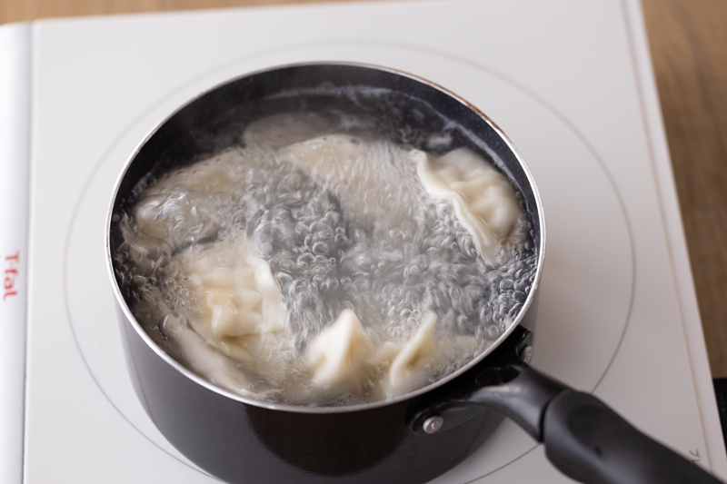 鍋で湯を沸かし、水餃子を5分ゆでる