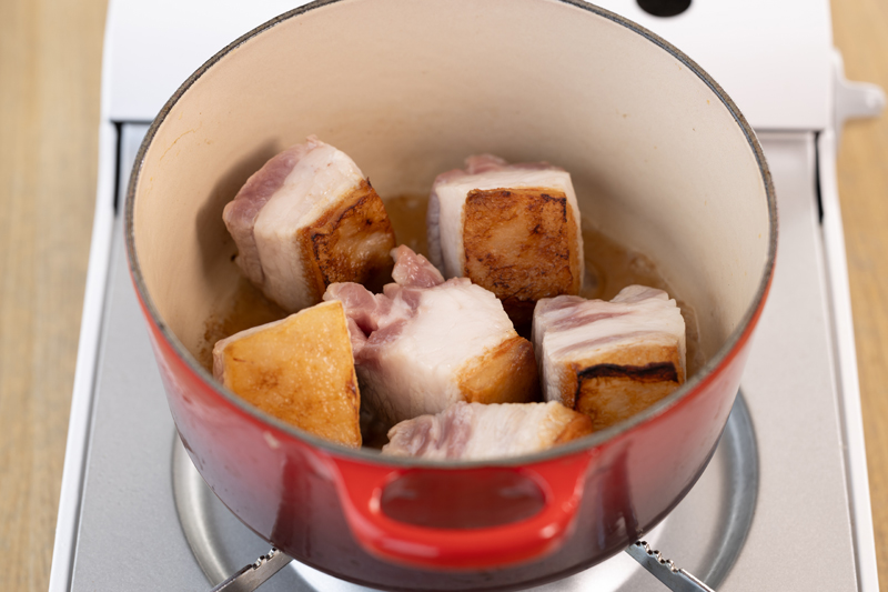 鍋で豚肉の脂側から中火で焼いていく。こんがりするまで全面焼き色をつけたら、油を捨てる