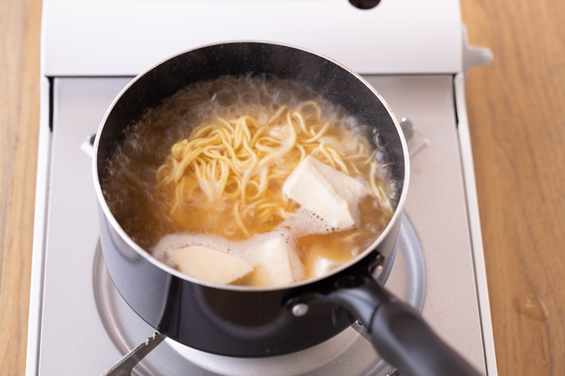 【1】鍋に【A】を加えて中火で加熱する。沸騰したらインスタントラーメンと、豆腐をスプーンですくい入れて4分ゆでる。麺は器に取り出しておく。※麺をゆでる規定時間が4分以上のものの場合は、その時間ゆでる。
