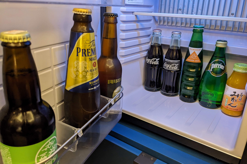 プリビレッジの客室の冷蔵庫。ノンアルコールドリンクは無料。温かい飲み物もワンランク上のラインナップ（メルキュール東京羽田エアポート）