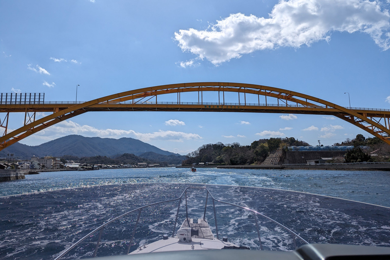 生口島へは、しまなみ海道経由で車や自転車でアクセスもOK。絶景をみながら尾道から船で島へ渡るのもおすすめ