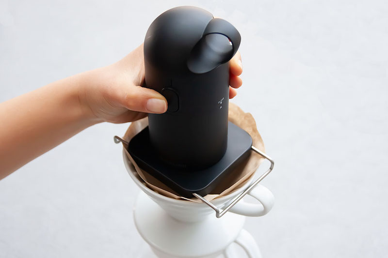 小泉成器『ポータブルコーヒーグラインダー KKM-0110/K』でコーヒー豆を引いている様子