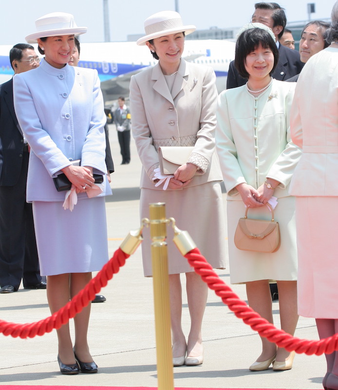 2005年5月、ノルウェーから帰国された天皇皇后両陛下（当時）をお迎えに空港へ向かわれた雅子さまと紀子さまと黒田さえこさん