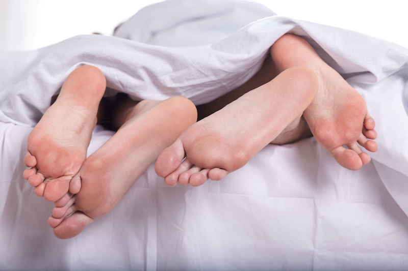 ベッドに寝転ぶ2人の足