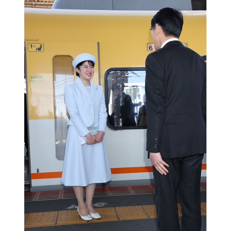出迎えた駅長や奈良県知事らと挨拶を交わされた（2024年3月27日、Ph／JMPA）