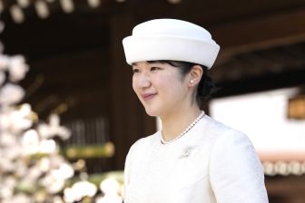 オフホワイトのドレスで初めて明治神宮ご参拝　愛子さまと昭憲皇太后を結ぶ日赤と皇室の深いつな…