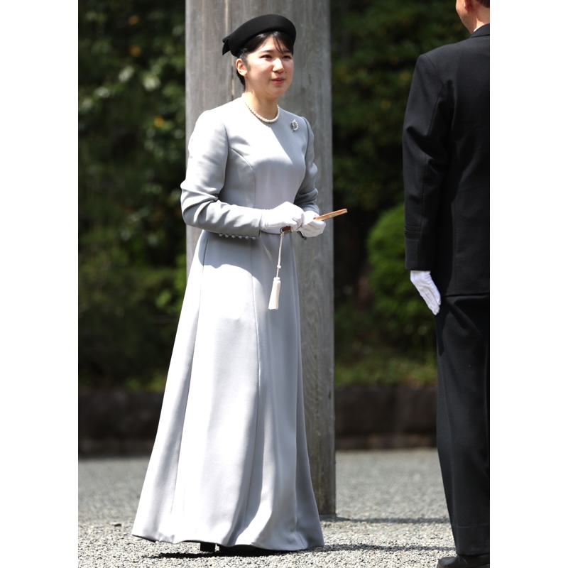 グレーのロングドレスに、黒の帽子を着用された（2024年4月25日、Ph／JMPA）