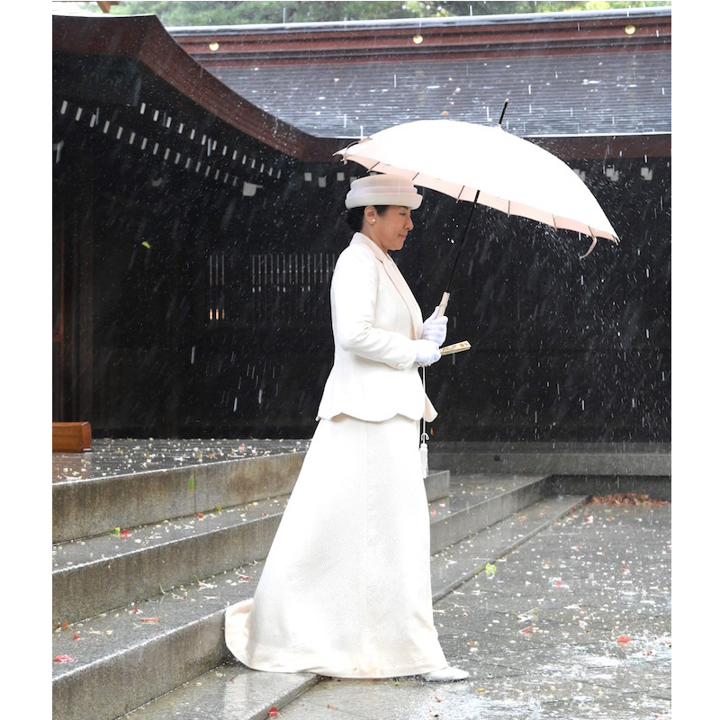 スカートの裾が雨に濡れながらも参拝される雅子さま（2024年4月9日、Ph／JMPA）