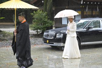 《雨の中、傘を差しながら》皇后雅子さま、明治神宮参拝にホワイトのお召し物をセレクト
