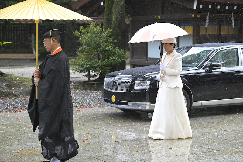 傘も白でそろえられた雅子さま（2024年4月9日、Ph／JMPA）