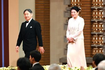 《トランプ氏との晩餐会でもお召しに》皇后雅子さまが日本国際授賞式で見せられた、エレガントな…