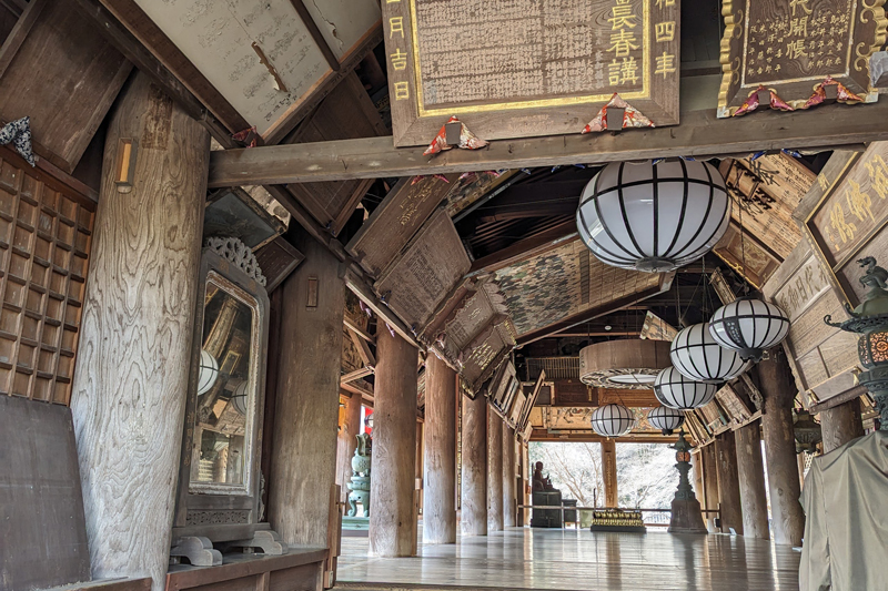 長谷寺本堂“礼堂”。かつては伊勢神宮の遥拝の場所でもあったそう。毎日磨かれる床は鏡のように、あたりの風景を映し新緑や紅葉の折は美しい