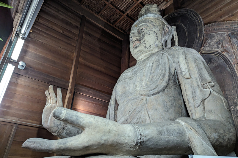 岡寺のご本尊　如意輪観音坐像は重要文化財。高さ4.85M（撮影：小倉雄一郎～小学館）