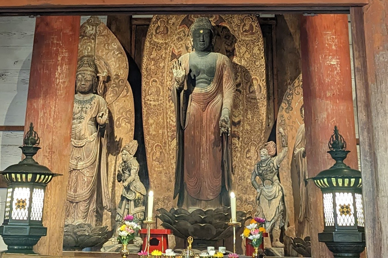 ご本尊の釈迦如来立像は国宝。金堂には重要文化財の仏像が多く安置されている（室生寺）