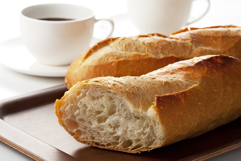正解はフランスパン。しっかり噛むことで代謝が上がり消費カロリーも増える（Ph／イメージマート）