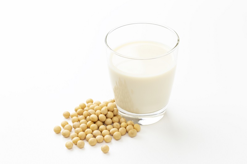 豆乳に含まれる大豆オリゴ糖が腸まで届き腸内環境を整える（ph／イメージマート）