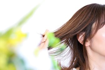 《春のヘアケア術》花粉が髪トラブルの原因の可能性も！今すぐ実践したいシャンプーや頭皮マッサージのコツ